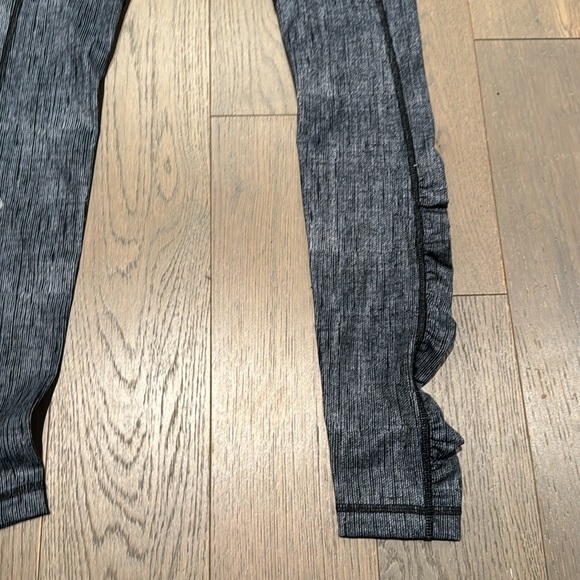 Lululemon Woman's Size 2 Black & White Speed Tight III Leggings - Picture 4 of 9